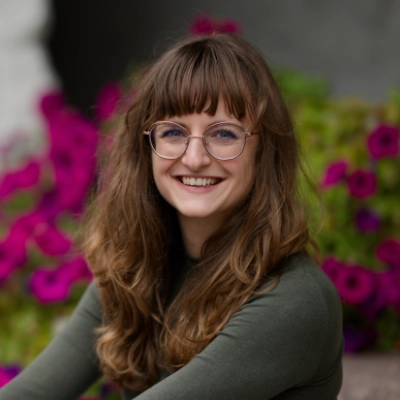 Portraitfoto mit Blumenhintergrund von Shana Graf